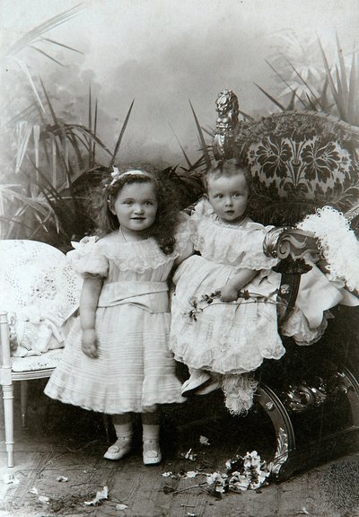 Storhertiginnorna Olga Nikolaevna och Tatiana Nikolajevna av Ryssland, sent 1800-tal av K. von Hahn