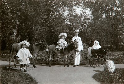 Storhertiginnorna Olga, Tatiana och Maria av Ryssland, Tsarskoye Selo, Ryssland, c1899-c1900 av K. von Hahn
