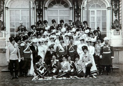 Rysk kejsarfamilj utanför Katarinapalatset, Tsarskoye Selo, Ryssland, tidigt 1900-tal. av K. von Hahn