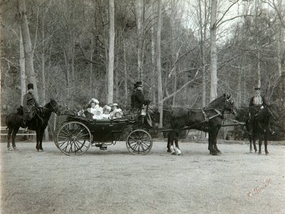 Tsar Nicholas II av Ryssland med sin familj i parken Tsarskoye Selo, Ryssland, 1900-talet. av K. von Hahn