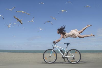 Flying Woman strandcykel av Karim Aboukelela