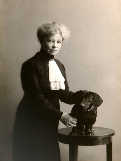 Alexandra Beketova-Blok, rysk författare och översättare, med sin hund, tidigt 1800-tal av Karl August Fischer