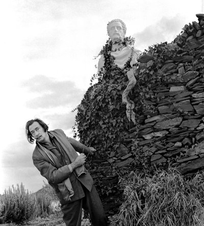 Salvador Dali in Port Lligat, November 1957 von 