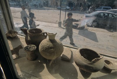 Afghanistan; Herat; antikviteter till salu; skyltfönster; gatubild, mm7167, Mendi..., 2004 (foto) av Kenneth Garrett