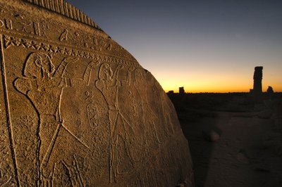 Barque Stand, monument i grå granit i den centrala kollonaden i Taharkas Amuntempel i..., 2007 (foto) av Kenneth Garrett