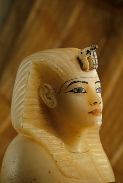 Kanopisk propp av alabaster från Tutankhamuns grav i form av ett kvinnoporträtt, 2009 (foto) av Kenneth Garrett