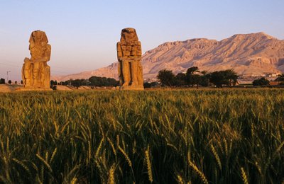 Memnons kolosser; Amenhotep III; av Kenneth Garrett