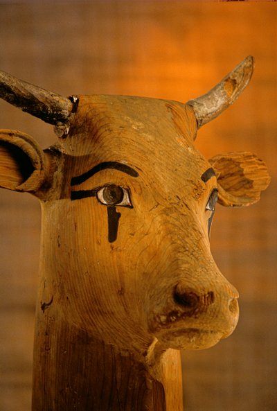 Skulptur av kohuvud, KV35; Amenhotep II, 2009 (foto) av Kenneth Garrett