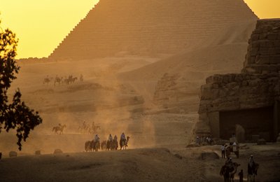Egyptens gamla rike; Giza pyramid scenografi; Giza; Egypten av Kenneth Garrett
