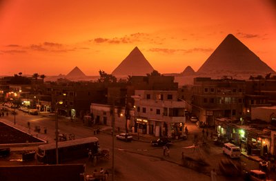 Egyptens gamla rike; stadsbild med pyramider; Gizaplatån; Giza; Egypten av Kenneth Garrett