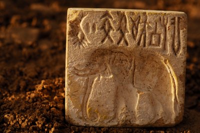 Elefantstämpel, artefakt; Oxus civilisation; Turkmenistan; Arkeologi; Victor Sarian..., 2004 (foto) av Kenneth Garrett