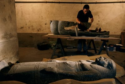 Fragment av basen på Senqeds sarkofag rekonstrueras, Nya riket, 2002 (foto) av Kenneth Garrett