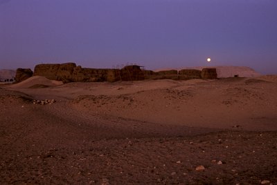 Fullmåne över Shunet i Khasekhemuy, Abydos, Egypten, 2005 (foto) av Kenneth Garrett