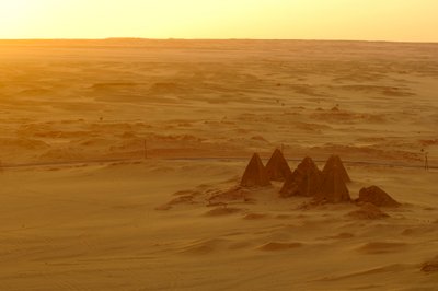 Gebel Barkal, tempelkomplex, farao Taharka, Mut-templet, B300, staden Kareima, Nilri..., 2007 (foto) av Kenneth Garrett