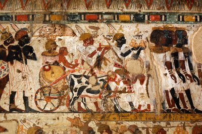 Guldringar som erbjuds från Nubien av nubier,Huys grav, vicekung av Kush under Tut..., 2007 (foto) av Kenneth Garrett
