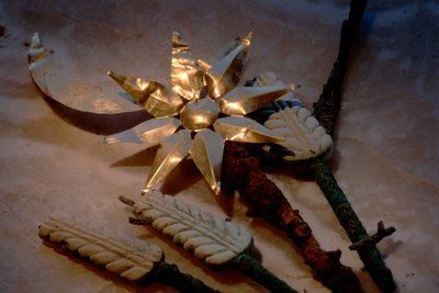 Sol och måne i guld med vetepinnar, artefakter, Oxus civilisation; Turkmenistan; Gono..., 2004 (foto) av Kenneth Garrett