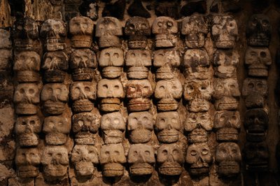 Största Aztekerna, MM7677, Mexico City, Mexico, Templo Mayor Museum, Platsfoton, Tzom..., 2008 (foto) av Kenneth Garrett