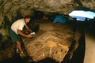Människor från istiden; Blombos Cave; Chris Henshilwood; 90 000 BP; Sydafrika; Moderna människor, 2000 (foto) av Kenneth Garrett