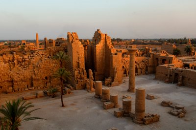 Taharkas kiosk, första gården, Karnak-templet, Svarta faraoner, nubier, Egypten, Lux..., 2007 (foto) av Kenneth Garrett
