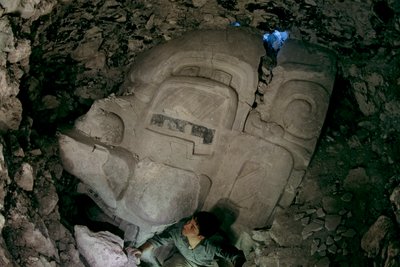 Stor tidig förklassisk mask i stuckatur,Cival, Holmul, Guatemala, Maya, Francisco Estradabelli, 2008 (foto) av Kenneth Garrett