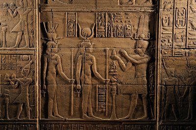 De sista faraonerna MM7836, Egypten, Philae-templet, Aswan, ptolemaisk tid, Isis-templet, Ptolemaios I..., 2011 (foto) av Kenneth Garrett