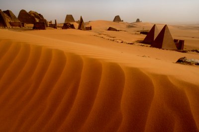 Meroe-pyramiderna, Begarawiya-pyramiderna, Sudan, Nubien, Svarta faraonerna, tredje mellanperioden, 2007 (foto) av Kenneth Garrett