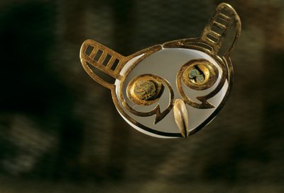 Moche; Begravningar; Huaca Dos Cabezas-Jecetepeque,Guld uggla näsa prydnad av Kenneth Garrett