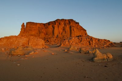 Månnedgång och soluppgång, Taharka-templet, Ram-porten,Gebel Barkal,tempelkomplex, Farao..., 2007 (foto) av Kenneth Garrett