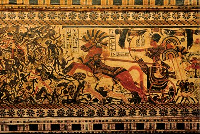 Målad ask föreställande Tutankhamun som en krigare på en vagn som jagar nubier, 2007 (foto) av Kenneth Garrett