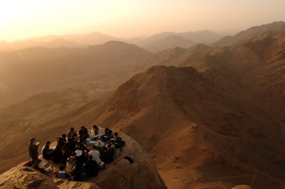 Pilgrimer samlas på berget Sinai där Gud talade till Moses, enligt Bibeln, Jud..., 2006 (foto) av Kenneth Garrett