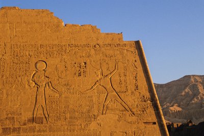Ramses III slår fiender, huvudtemplet, pylon, Medinet Habu, Nya riket, Egypten, naturskönt av Kenneth Garrett