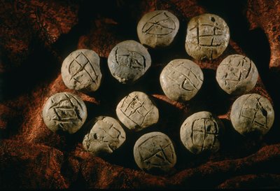Rund bulla; artefakt, Oxuscivilisationen; Turkmenistan; Gonor Depe-platsen; Victor Sari..., 2004 (foto) av Kenneth Garrett