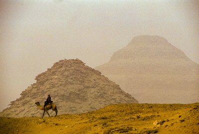 Saqqara; Teti Pyramid; 6:e dynastin; Djoser Pyramid (i bakgrunden); Egypten av Kenneth Garrett