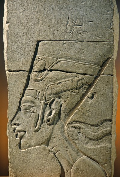 Skulptörmodell av huvudbasrelief av Nefertiti, Amarna; Atentemplet; kalksten, 2009 (foto) av Kenneth Garrett