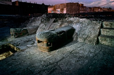 Replik av orm på det stora templet, Tenochtitlan, Templo Mayor, Aztec, Mexiko, Mexiko Ci..., 2010 (foto) av Kenneth Garrett