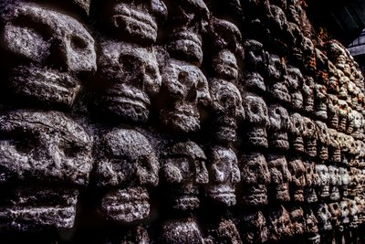 Skallställning eller Tzompantli, Aztec, Mexiko, Templo Mayor, 2010 (foto) av Kenneth Garrett