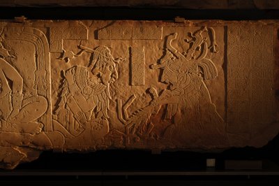 Tempel 21, tronbänk, snidning av kung Akhal Mo Nab, Palenque, Mexiko, 2005 (foto) av Kenneth Garrett