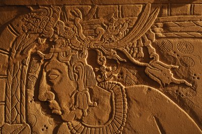 Tempel 21, tronbänk, snidning av kung Akhal Mo Nab, Palenque, Mexiko, 2005 (foto) av Kenneth Garrett