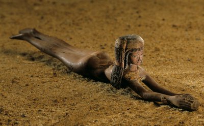 Unguent-sked; Amenhotep III:s regeringstid; trä; guld, 2009 (foto) av Kenneth Garrett