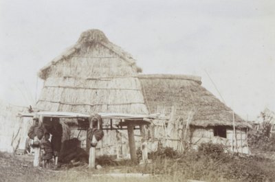 Ainu förråd med Ainu-barn, ca 1890-talet (silvertryck av gelatin) av Kenzô Tamoto