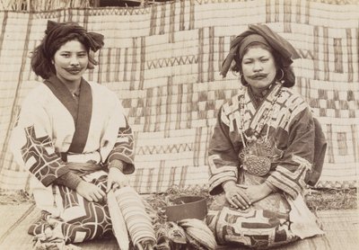 Ainu kvinnor, ca 1890-talet (silvertryck av gelatin) av Kenzô Tamoto