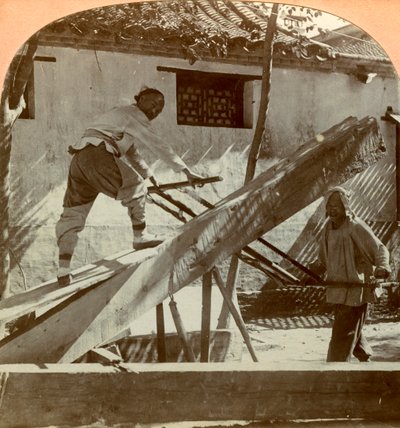 Ett kinesiskt sågverk, Peking, Kina, 1900. av Keystone View Company
