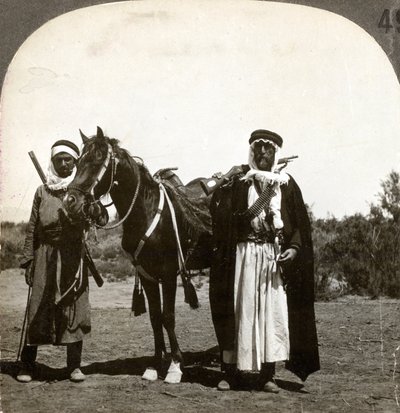 En sheikh och hans livvakt, Syrien, 1900-talet. av Keystone View Company