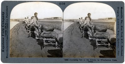 Att föra salt till interiören med skottkärrståg, Kina, 1906 av Keystone View Company