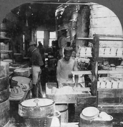 Att bränna servis i Noted Pottery Centre, Trenton, New Jersey, USA, tidigt 1900-tal av Keystone View Company