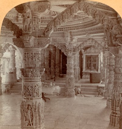 Interiör, Dilwara-templet, Abu-berget, Indien, 1901. av Keystone View Company