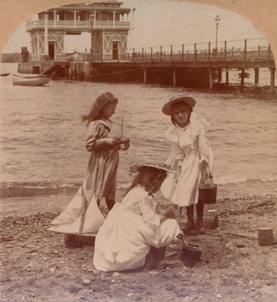 Spela på stranden c1900 av Keystone View Company