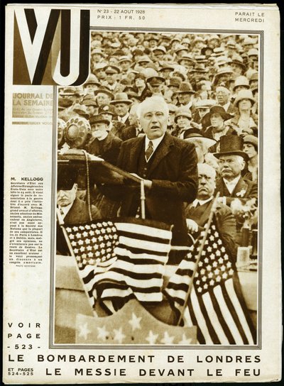 Porträtt av Frank Billings Kellogg (1856-1937), amerikansk politiker, senator i Minnesota och utrikesminister från 1925 till 1929, och Nobels fredspris 1929, under ett tal på en amerikansk kongress. Keystone-fotografering, för omslaget till veckotidningen  av Keystone View Company