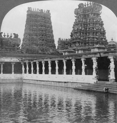 Sacred Gold Lily Lake and Pagodas - Great Temple to Siva, Madura, South India, 1901. av Keystone View Company