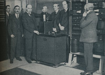 The New Magic: Sending Pictures by Wireless and the Unescapable Telephone, c1935 av Keystone View Company